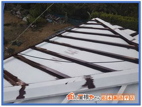 富士見町別荘屋根塗装　中塗りダメ込み